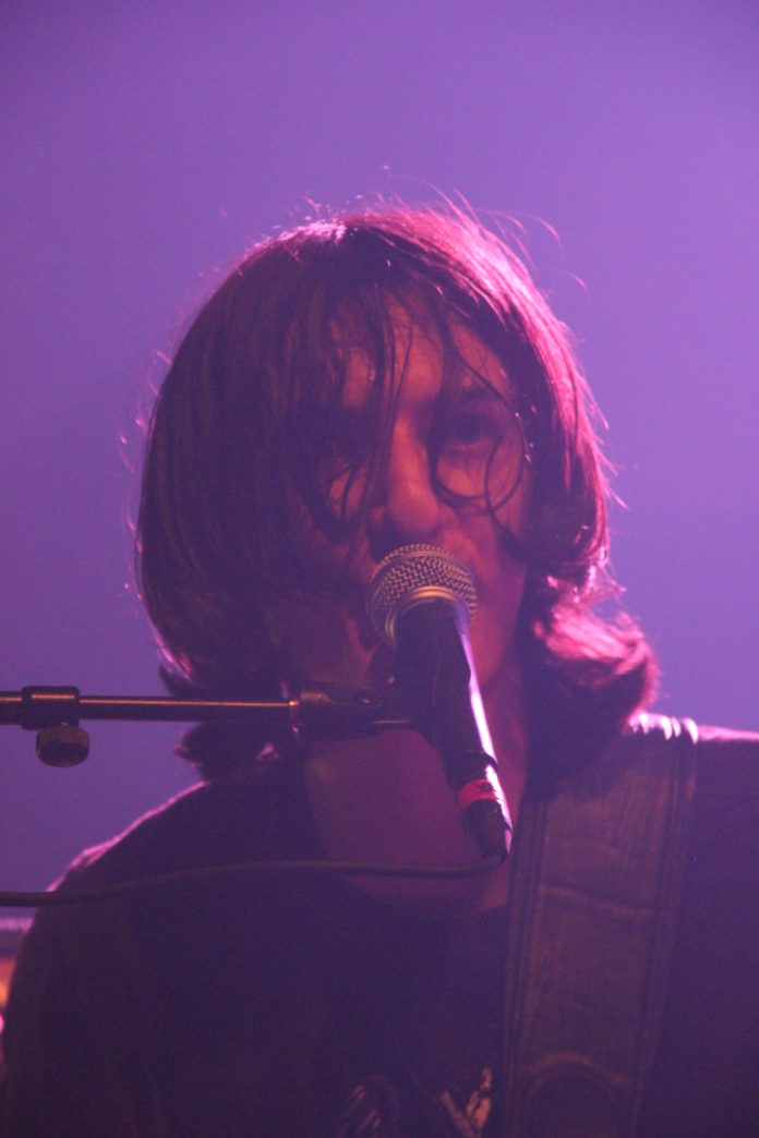 Pete Doherty pose un lapin à la jeunesse rouennaise...