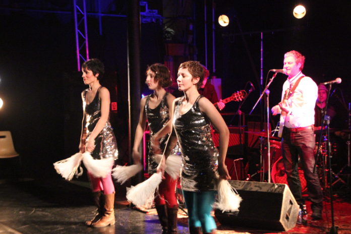 Bel amalgame pop-rock/danse, par Martin Angor et Idéale Compagnie, à la Briqueterie.
