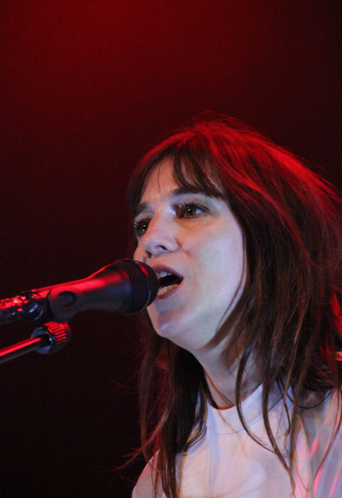 Entre trac touchant, sensibilité extrême et assurance confondante, Charlotte Gainsbourg et son nouveau complice Connan Mockasin...