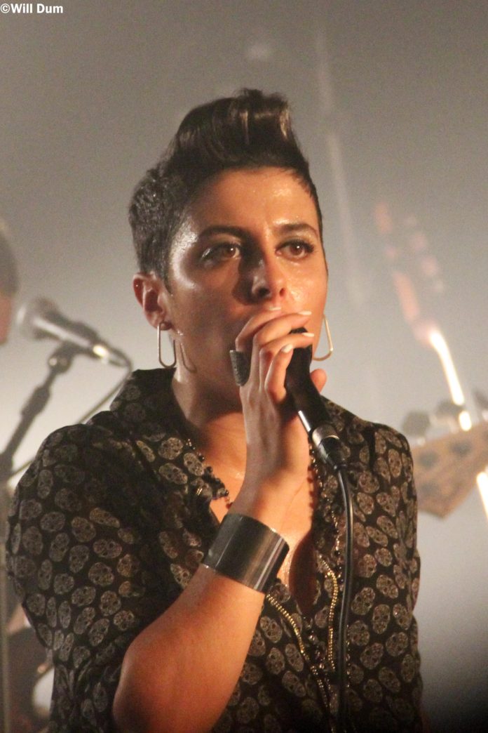 Une surprenante Carmen Maria Vega ébou-riffe l'Ouvre-Boite de Beauvais...