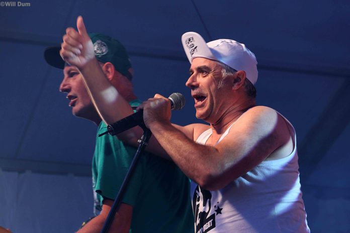 Carton d'Elmer Food Beat, encore plein de gouache, aux plages Musicales berckoises..